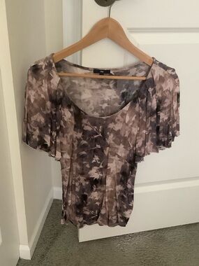 GAP Flowing Short Sleeve Scoop Neck Top in Taupe and Gray Abstract
